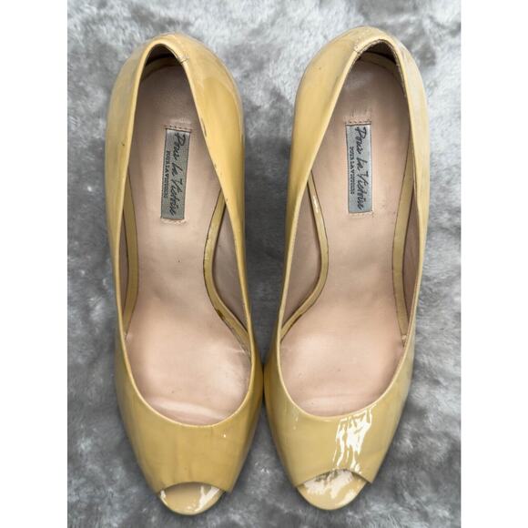 Pour La Victoire Tan Patent Leather Open Toe Wedge Wooden Heel Womens Size 10 - Picture 16 of 16